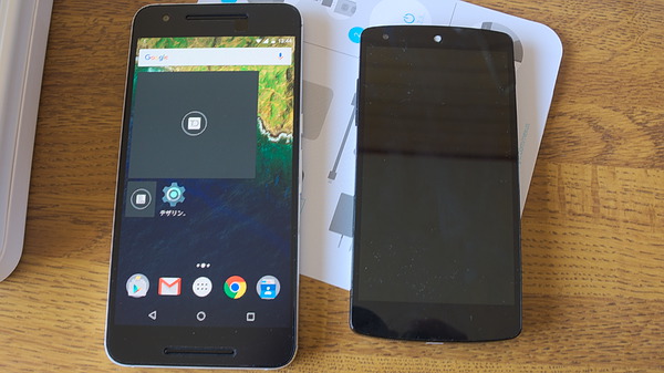 Nexus6P（左）とNexus5（右）