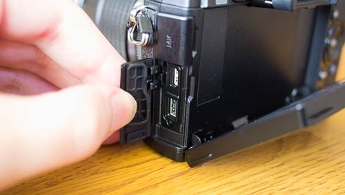 USBのカバーは液晶をチルトさせないと外せない