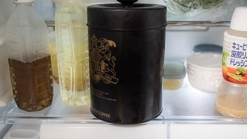コーヒー豆保存缶　冷蔵庫で保管中