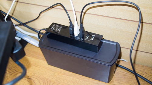 USBケーブルを繋いで充電